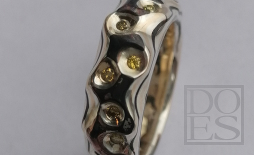 Mokume-gane-ring-met gele-diamantjes.jpg